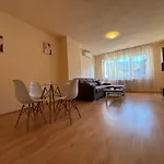 Nice, Spacious And Cozy Apartment