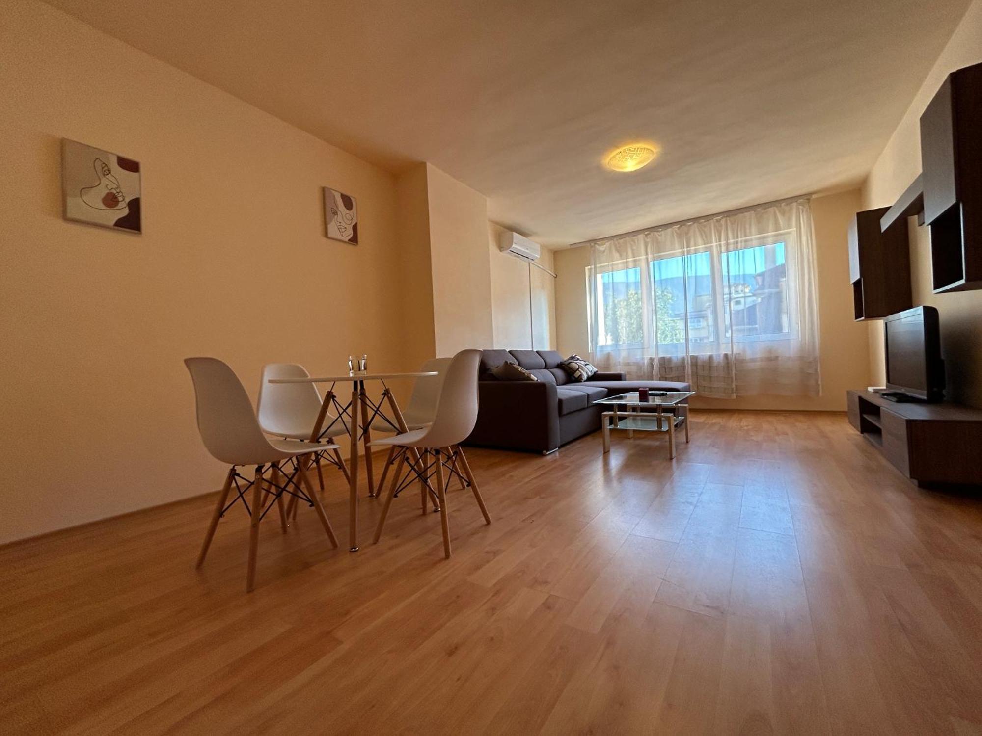 Nice, Spacious And Cozy Apartment *