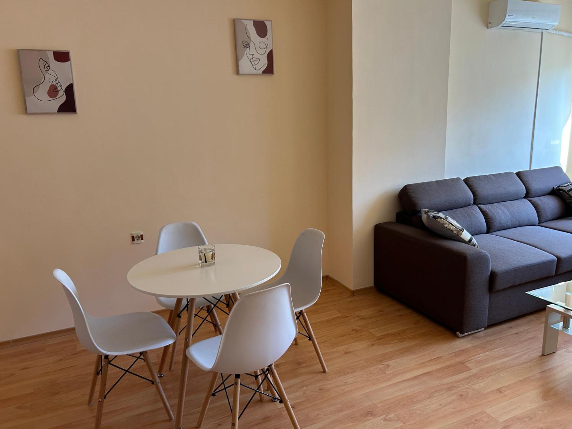 Nice, Spacious And Cozy Apartemen Sofia