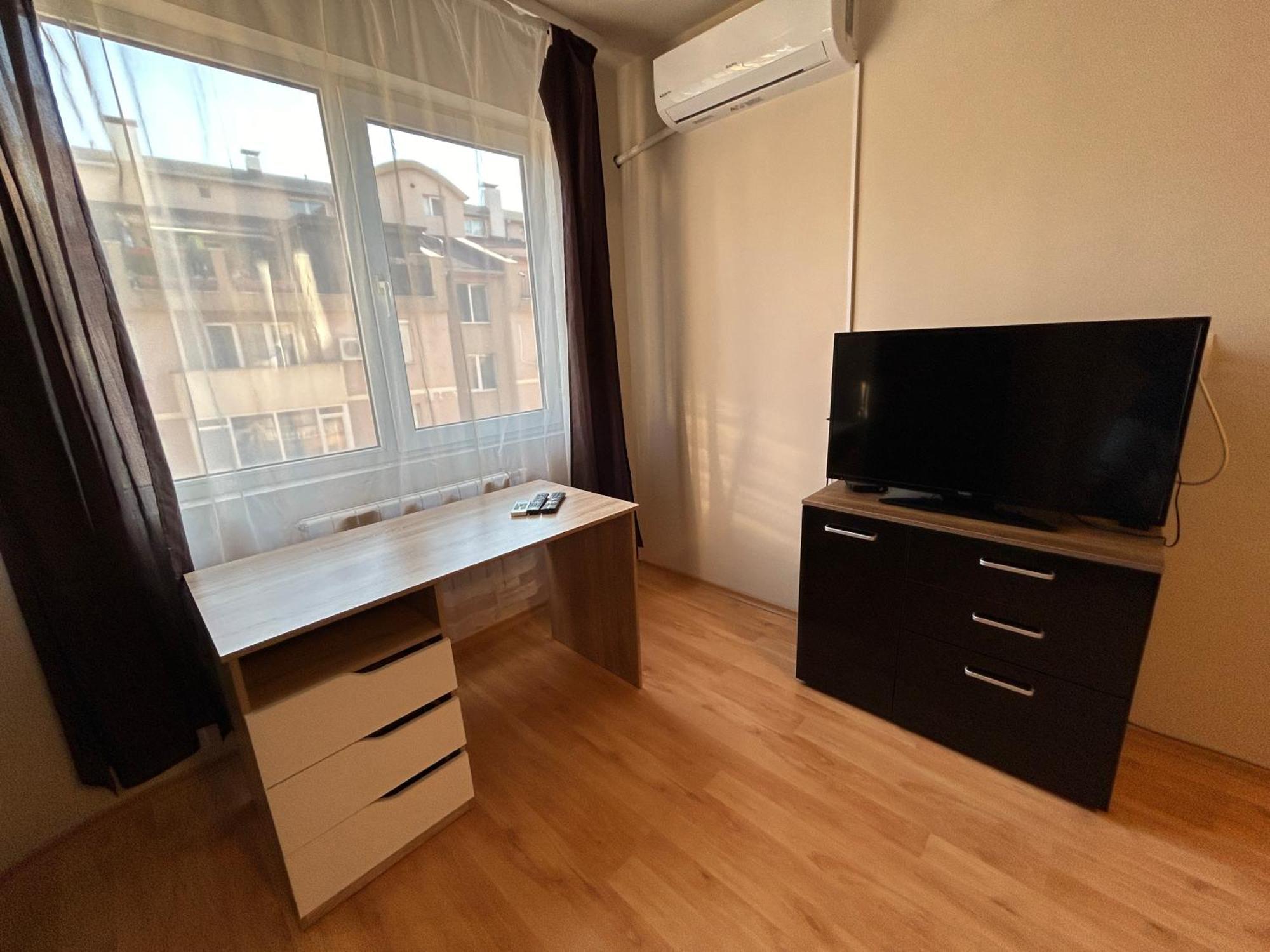 Nice, Spacious And Cozy Apartment *