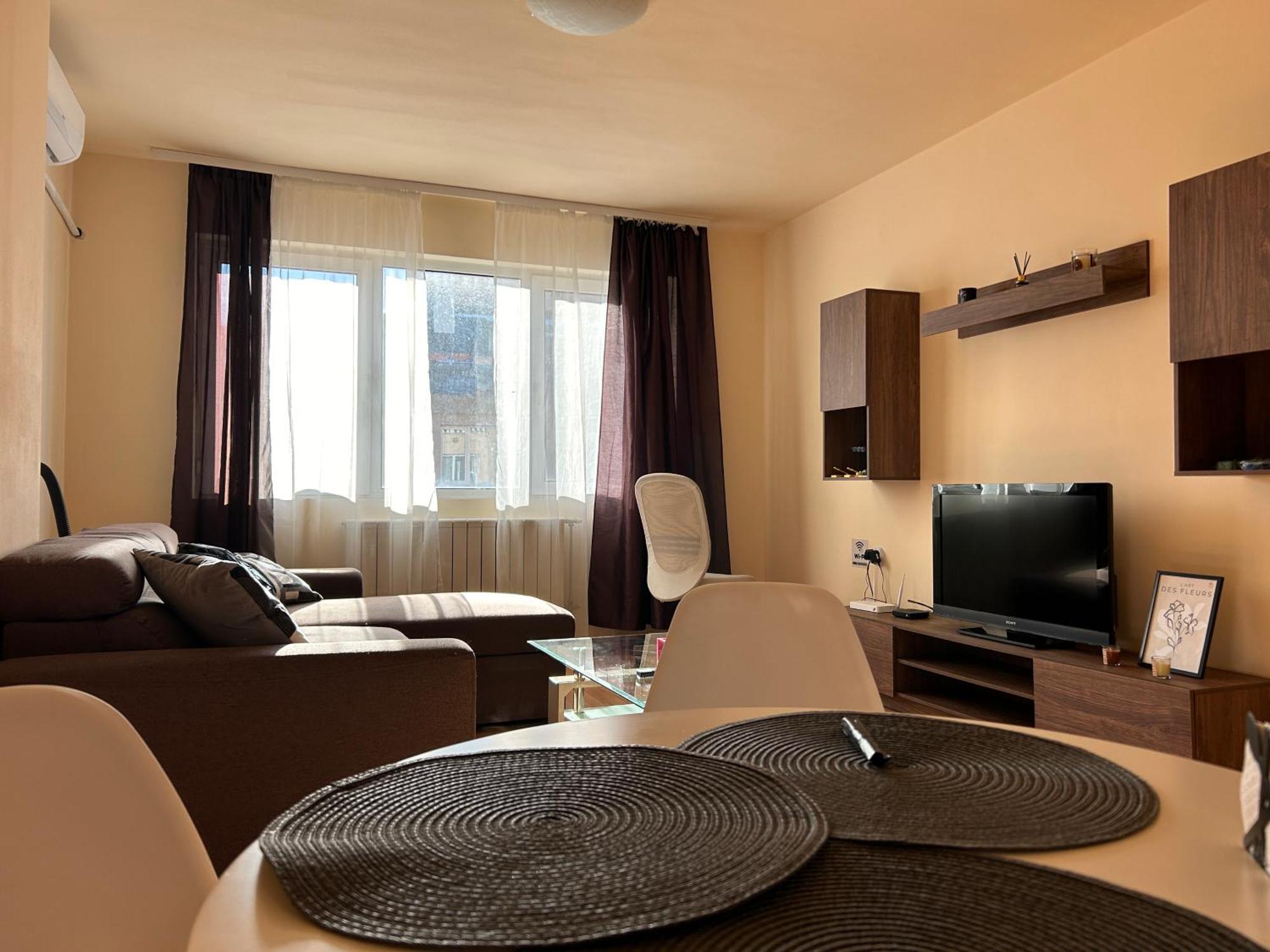Nice, Spacious And Cozy Apartemen