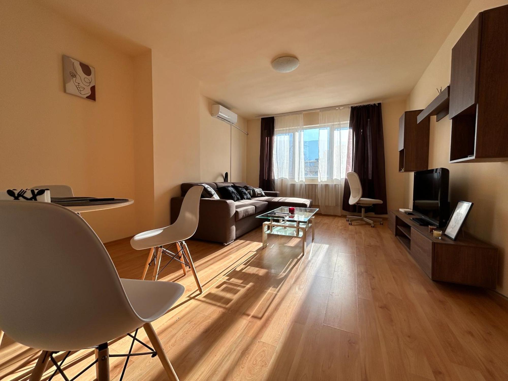 Nice, Spacious And Cozy Apartment *