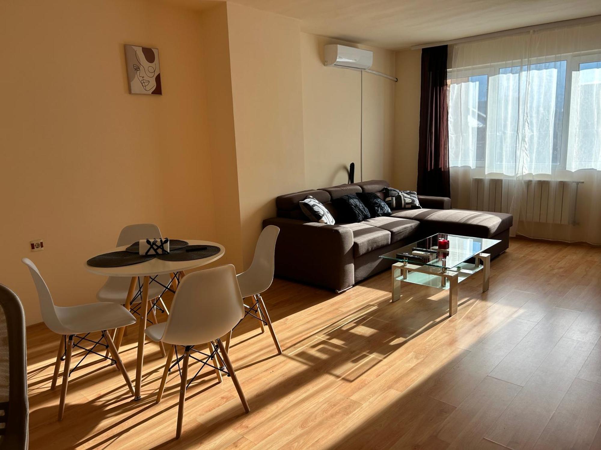 Nice, Spacious And Cozy Apartemen *